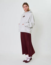 Laden Sie das Bild in den Galerie-Viewer, OH APRIL Boyfriend Hoodie Fluffy Light Grey Acid – oversized Damen Hoodie mit Sugar Pink Logo-Stickerei, Used-Optik, Größen XS–XL.