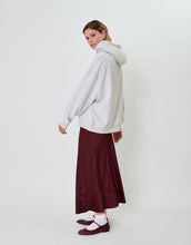 Laden Sie das Bild in den Galerie-Viewer, OH APRIL Boyfriend Hoodie Fluffy Light Grey Acid – oversized Damen Hoodie mit Sugar Pink Logo-Stickerei, Used-Optik, Größen XS–XL.