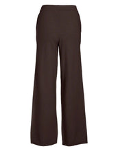Laden Sie das Bild in den Galerie-Viewer, Hose Vipolly von VILA in dunklem Braunton Coffee Bean, weit geschnitten aus weichem Strick, nachhaltig und gemütlich