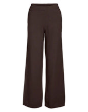 Laden Sie das Bild in den Galerie-Viewer, Hose Vipolly von VILA in dunklem Braunton Coffee Bean, weit geschnitten aus weichem Strick, nachhaltig und gemütlich