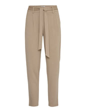 Laden Sie das Bild in den Galerie-Viewer, MSCH Copenhagen Hose Popye Roasted Cashew mit elastischem Bund, Kordelzug und schmal zulaufendem Bein.