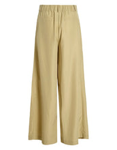Laden Sie das Bild in den Galerie-Viewer, Weit geschnittene Damenhose Vivil Wide von VILA in der Farbe Elm, aus 50 % recyceltem Polyester, mit Reißverschluss und mittlerer Taille – formbeständig und vielseitig kombinierbar.