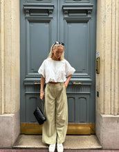 Laden Sie das Bild in den Galerie-Viewer, Weit geschnittene Damenhose Vivil Wide von VILA in der Farbe Elm, aus 50 % recyceltem Polyester, mit Reißverschluss und mittlerer Taille – formbeständig und vielseitig kombinierbar.