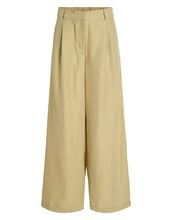 Laden Sie das Bild in den Galerie-Viewer, Weit geschnittene Damenhose Vivil Wide von VILA in der Farbe Elm, aus 50 % recyceltem Polyester, mit Reißverschluss und mittlerer Taille – formbeständig und vielseitig kombinierbar.