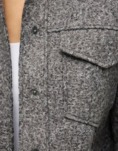 Laden Sie das Bild in den Galerie-Viewer, Graue Übergangsjacke von VILA mit Umlegekragen, Knopfleiste und Fronttaschen, locker geschnitten für einen modernen Look.