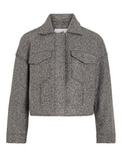 Laden Sie das Bild in den Galerie-Viewer, Graue Übergangsjacke von VILA mit Umlegekragen, Knopfleiste und Fronttaschen, locker geschnitten für einen modernen Look.