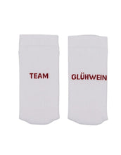 Laden Sie das Bild in den Galerie-Viewer, Socken Team Glühwein von Eulenschnitt – weiche Baumwollsocken mit eingesticktem Schriftzug „Team Glühwein“ in festlichem Design.