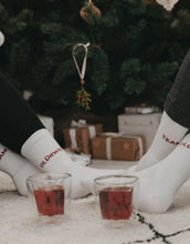 Laden Sie das Bild in den Galerie-Viewer, Socken Team Glühwein von Eulenschnitt – weiche Baumwollsocken mit eingesticktem Schriftzug „Team Glühwein“ in festlichem Design.