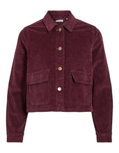 Laden Sie das Bild in den Galerie-Viewer, VILA Jacke Vifrost Cord in Fig – burgunderrote Cordjacke mit boxy Schnitt.