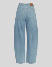 Laden Sie das Bild in den Galerie-Viewer, MSCH Copenhagen Barrel Jeans Kobane Tua Light Blue Wash mit High Waist und leicht barrel-förmigem Bein.