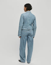 Laden Sie das Bild in den Galerie-Viewer, MSCH Copenhagen Barrel Jeans Kobane Tua Light Blue Wash mit High Waist und leicht barrel-förmigem Bein.
