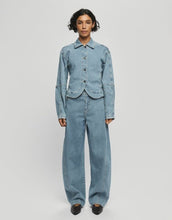 Laden Sie das Bild in den Galerie-Viewer, MSCH Copenhagen Barrel Jeans Kobane Tua Light Blue Wash mit High Waist und leicht barrel-förmigem Bein.