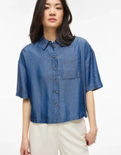 Laden Sie das Bild in den Galerie-Viewer, VILA Jeansshirt Vitevira 2/4 Medium Blue Denim aus TENCEL™ mit leichter, fließender Qualität.