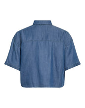 Laden Sie das Bild in den Galerie-Viewer, VILA Jeansshirt Vitevira 2/4 Medium Blue Denim aus TENCEL™ mit leichter, fließender Qualität.