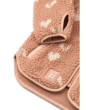 Laden Sie das Bild in den Galerie-Viewer, Liewood Nolan Teddyjacke Sweethearts Pale Tuscany, weiche Fleecejacke mit Stehkragen und Taschen.