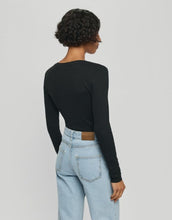 Laden Sie das Bild in den Galerie-Viewer, MSCH Copenhagen Barrel Jeans Kobane Tua Light Blue Wash mit High Waist und leicht barrel-förmigem Bein.