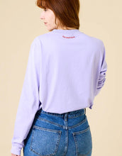Laden Sie das Bild in den Galerie-Viewer, Popeia Langarmshirt in Lila – Relaxed Fit, breiter Kragen, Kindness-Spruch im Nacken, Bio-Baumwolle