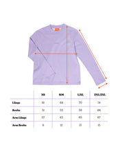 Laden Sie das Bild in den Galerie-Viewer, Popeia Langarmshirt in Lila – Relaxed Fit, breiter Kragen, Kindness-Spruch im Nacken, Bio-Baumwolle