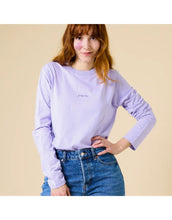 Laden Sie das Bild in den Galerie-Viewer, Popeia Langarmshirt in Lila – Relaxed Fit, breiter Kragen, Kindness-Spruch im Nacken, Bio-Baumwolle