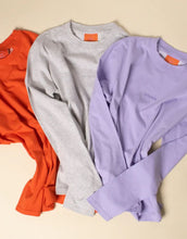 Laden Sie das Bild in den Galerie-Viewer, Popeia Langarmshirt in Rot – Relaxed Fit, breiter Kragen, Kindness-Spruch im Nacken, Bio-Baumwolle“