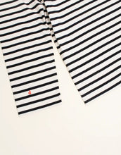 Laden Sie das Bild in den Galerie-Viewer, Popeia Langarmshirt in Schwarz-Weiß gestreift – Relaxed Fit, breiter Kragen, Bio-Baumwolle, Kindness-Spruch im Nacken