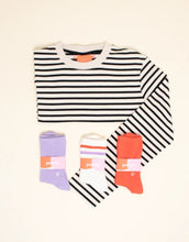 Laden Sie das Bild in den Galerie-Viewer, Popeia Langarmshirt in Schwarz-Weiß gestreift – Relaxed Fit, breiter Kragen, Bio-Baumwolle, Kindness-Spruch im Nacken