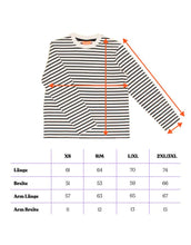 Laden Sie das Bild in den Galerie-Viewer, Popeia Langarmshirt in Schwarz-Weiß gestreift – Relaxed Fit, breiter Kragen, Bio-Baumwolle, Kindness-Spruch im Nacken