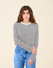 Laden Sie das Bild in den Galerie-Viewer, Popeia Langarmshirt in Schwarz-Weiß gestreift – Relaxed Fit, breiter Kragen, Bio-Baumwolle, Kindness-Spruch im Nacken