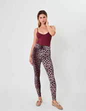 Laden Sie das Bild in den Galerie-Viewer, Leggings Rita Cherrywood von OH APRIL – enge Passform, Vorderansicht