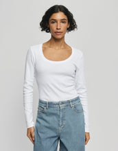 Laden Sie das Bild in den Galerie-Viewer, MSCH Copenhagen Longsleeve Jeanie Rasmia Bright White mit U-Ausschnitt und figurbetonter Passform.