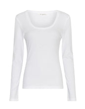 Laden Sie das Bild in den Galerie-Viewer, MSCH Copenhagen Longsleeve Jeanie Rasmia Bright White mit U-Ausschnitt und figurbetonter Passform.