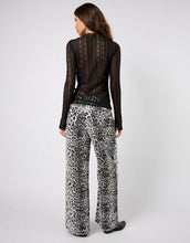 Laden Sie das Bild in den Galerie-Viewer, OH APRIL Longsleeve Zahara Lace Black – figurbetontes Spitzen-Longsleeve mit Trompetenärmeln.