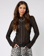 Laden Sie das Bild in den Galerie-Viewer, OH APRIL Longsleeve Zahara Lace Black – figurbetontes Spitzen-Longsleeve mit Trompetenärmeln.