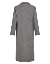 Laden Sie das Bild in den Galerie-Viewer, VILA Mantel Visolo Medium Grey Melange – langer Damenmantel mit Knopfverschluss, Regular Fit, recyceltes Material, nachhaltige Mode.
