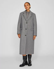 Laden Sie das Bild in den Galerie-Viewer, VILA Mantel Visolo Medium Grey Melange – langer Damenmantel mit Knopfverschluss, Regular Fit, recyceltes Material, nachhaltige Mode.