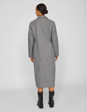 Laden Sie das Bild in den Galerie-Viewer, VILA Mantel Visolo Medium Grey Melange – langer Damenmantel mit Knopfverschluss, Regular Fit, recyceltes Material, nachhaltige Mode.