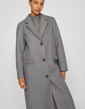 Laden Sie das Bild in den Galerie-Viewer, VILA Mantel Visolo Medium Grey Melange – langer Damenmantel mit Knopfverschluss, Regular Fit, recyceltes Material, nachhaltige Mode.