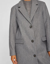 Laden Sie das Bild in den Galerie-Viewer, VILA Mantel Visolo Medium Grey Melange – langer Damenmantel mit Knopfverschluss, Regular Fit, recyceltes Material, nachhaltige Mode.