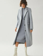 Laden Sie das Bild in den Galerie-Viewer, VILA Mantel Visolo Medium Grey Melange – langer Damenmantel mit Knopfverschluss, Regular Fit, recyceltes Material, nachhaltige Mode.