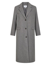 Laden Sie das Bild in den Galerie-Viewer, VILA Mantel Visolo Medium Grey Melange – langer Damenmantel mit Knopfverschluss, Regular Fit, recyceltes Material, nachhaltige Mode.