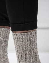 Laden Sie das Bild in den Galerie-Viewer, Norweger Socken Grau/Schwarz von Snocks – warme Wollsocken mit Norweger-Muster, ohne einschneidenden Bund, gemütlich und hautfreundlich
