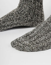 Laden Sie das Bild in den Galerie-Viewer, Norweger Socken Grau/Schwarz von Snocks – warme Wollsocken mit Norweger-Muster, ohne einschneidenden Bund, gemütlich und hautfreundlich
