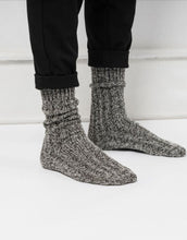 Laden Sie das Bild in den Galerie-Viewer, Norweger Socken Grau/Schwarz von Snocks – warme Wollsocken mit Norweger-Muster, ohne einschneidenden Bund, gemütlich und hautfreundlich