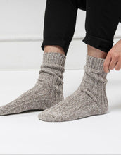 Laden Sie das Bild in den Galerie-Viewer, Norweger Socken Grau/Schwarz von Snocks – warme Wollsocken mit Norweger-Muster, ohne einschneidenden Bund, gemütlich und hautfreundlich