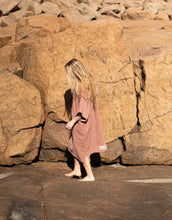 Laden Sie das Bild in den Galerie-Viewer, Naram Poncho von Bongusta in Camel & Ultramarin – unisex Poncho aus 100 % Bio-Baumwolle mit Kapuze, Fronttasche und oversized Passform.