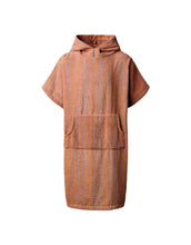 Laden Sie das Bild in den Galerie-Viewer, Naram Poncho von Bongusta in Camel & Ultramarin – unisex Poncho aus 100 % Bio-Baumwolle mit Kapuze, Fronttasche und oversized Passform.
