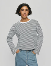 Laden Sie das Bild in den Galerie-Viewer, MSCH Copenhagen Pullover Krestiane Stripe in Egret und Black mit Rundhalsausschnitt und relaxed Fit.