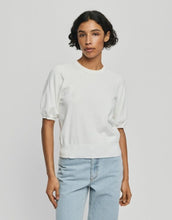 Laden Sie das Bild in den Galerie-Viewer, MSCH Copenhagen Pullover Sefika Rachelle Egret mit Rundhalsausschnitt und kurzen Ärmeln.