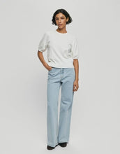 Laden Sie das Bild in den Galerie-Viewer, MSCH Copenhagen Pullover Sefika Rachelle Egret mit Rundhalsausschnitt und kurzen Ärmeln.