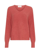 Laden Sie das Bild in den Galerie-Viewer, MSCH Copenhagen Pullover Hila Hope Faded Rose mit V-Ausschnitt und überschnittenen Schultern.